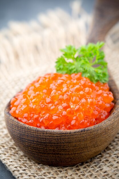 Caviar de salmão com colher cinza