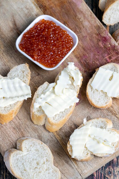 Caviar de salmão vermelho ou truta com baguete branca e manteiga