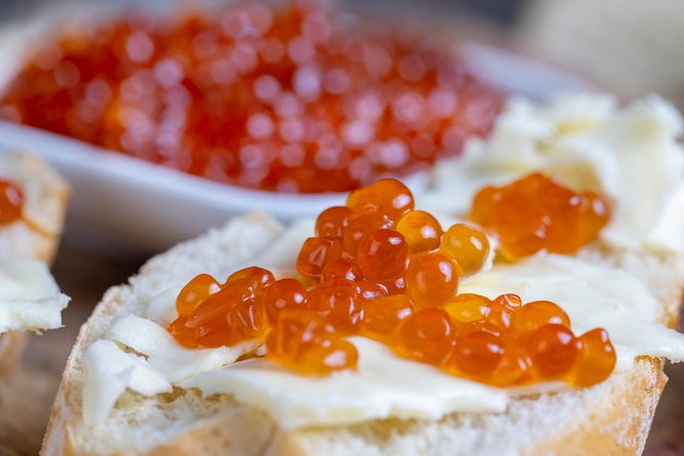 Caviar de salmão vermelho ou truta com baguete branca e manteiga