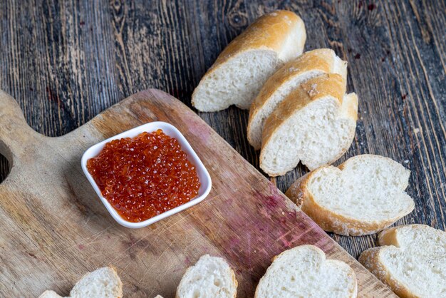 Caviar de salmão vermelho ou truta com baguete branca e manteiga