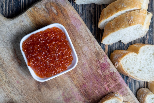 Caviar de salmão vermelho ou truta com baguete branca e manteiga