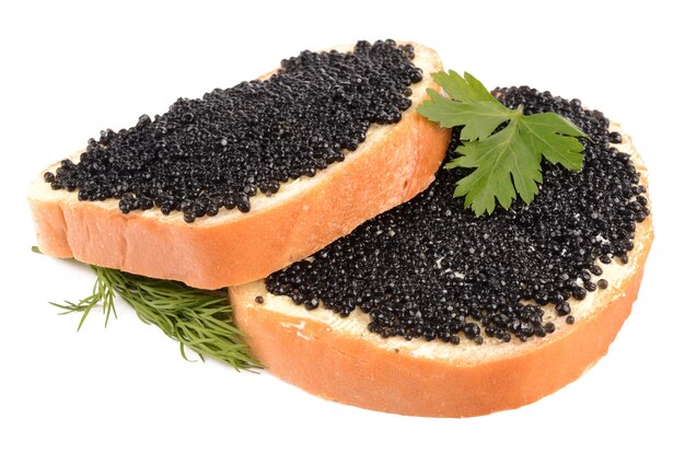 Caviar negro aislado en blanco