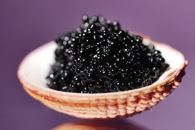 Caviar negro en una concha