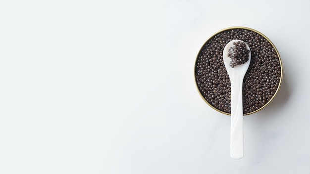 Caviar negro en una cuchara de nácar