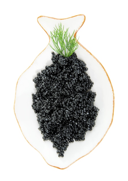 Caviar negro en plato con forma de pescado aislado en blanco