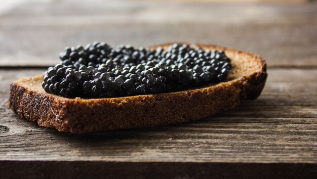 Caviar negro sobre pan, copia espacio para texto.