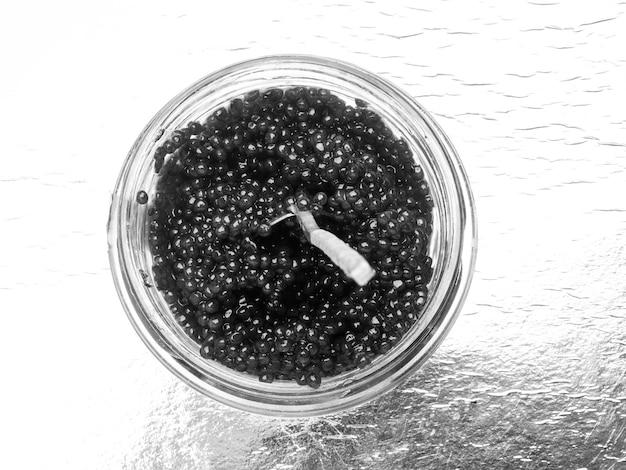 Caviar negro en tarro de cristal con cuchara de plata