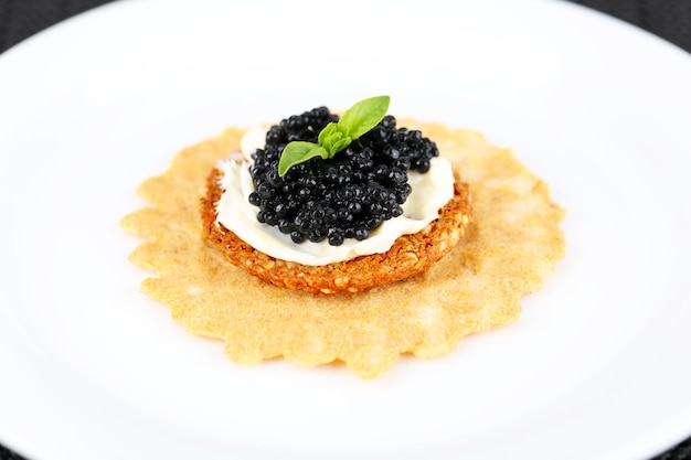 Caviar preto com pão crocante na placa closeup