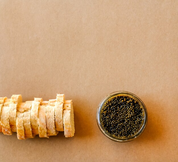 Caviar preto e baguete.