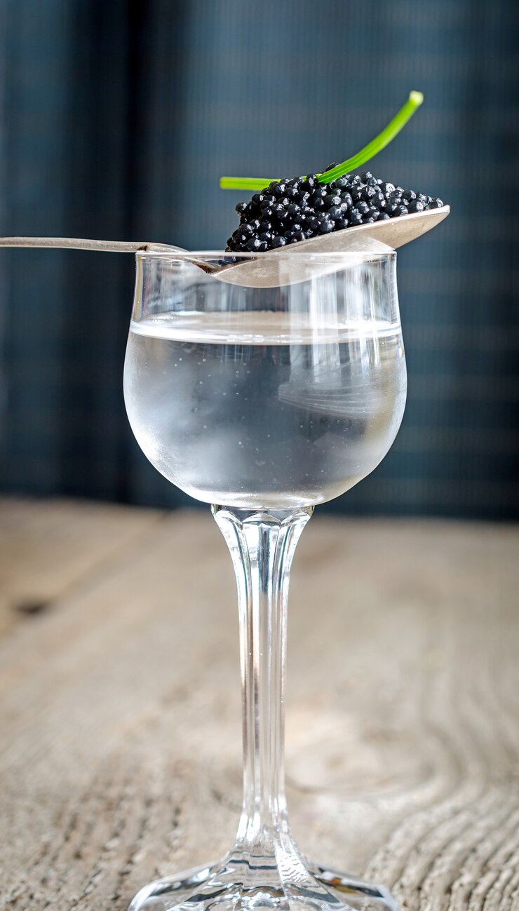 Foto caviar preto e copo de vodka