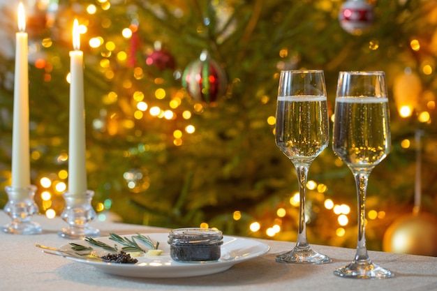 Caviar preto e taça de champanhe na árvore de natal