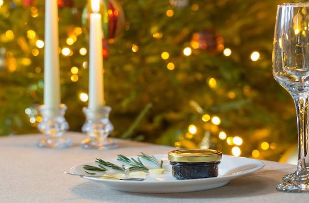 Caviar preto e taça de champanhe