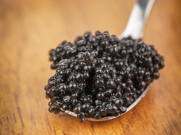 Caviar preto na colher de prata