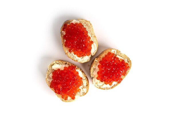 Caviar rojo aislado en un fondo blanco Sándwiches con caviar rojo Foto de alta calidad
