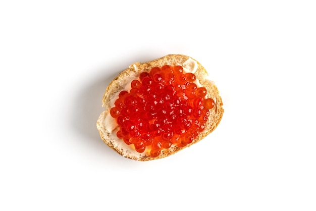 Caviar rojo aislado en un fondo blanco Sándwiches con caviar rojo Foto de alta calidad