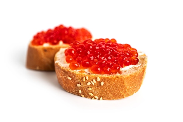 Caviar rojo aislado en un fondo blanco Sándwiches con caviar rojo Foto de alta calidad