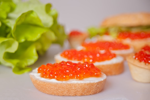 Caviar rojo fresco sobre pan. Sándwiches con caviar rojo. Delicatessen. Comida gourmet