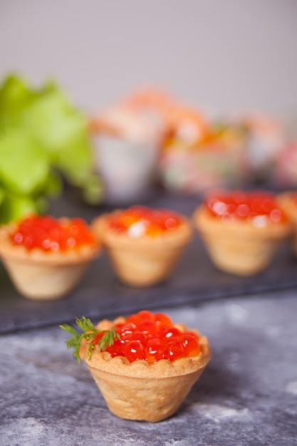 Caviar rojo fresco en tartaletas. Tiendas Delicatessen. Comida gourmet