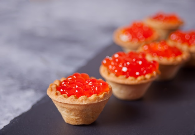 Caviar rojo fresco en tartaletas. Tiendas Delicatessen. Comida gourmet