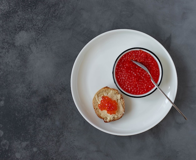 Caviar rojo en un plato