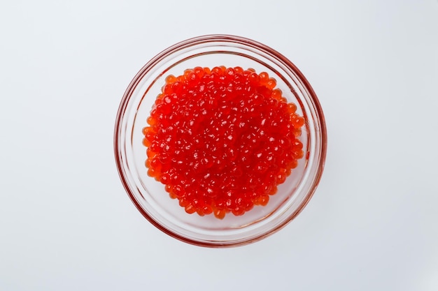 caviar rojo en recipiente de vidrio aislado sobre fondo blanco caviar rojo salmón en lata de vidrio