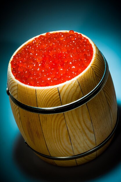 Caviar rojo ruso en barril pequeño