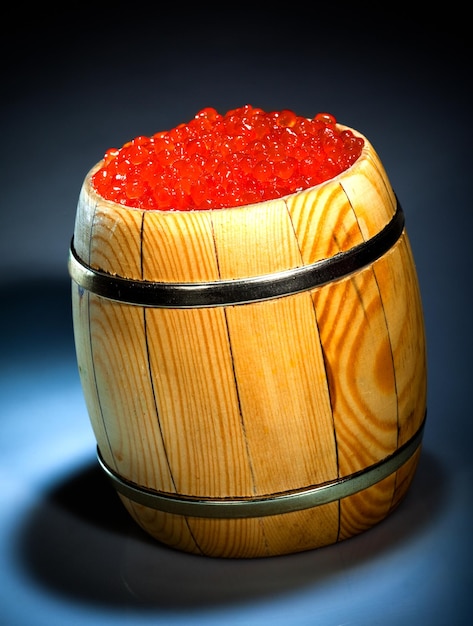 Caviar rojo ruso en barril pequeño