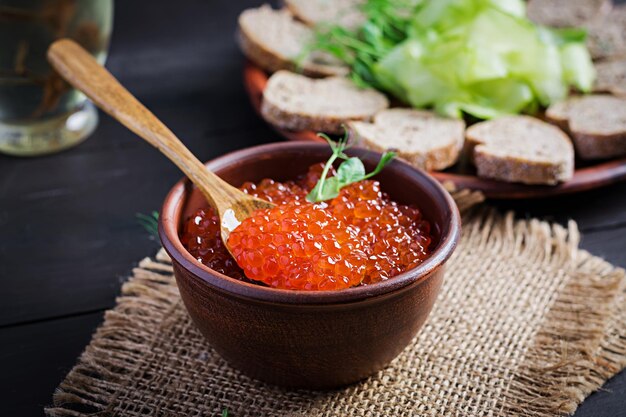 Caviar rojo de salmón en un cuenco comida deliciosa