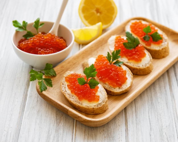 Caviar rojo y sándwiches.