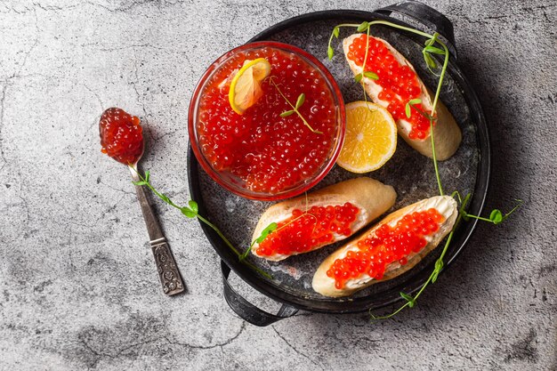 Caviar rojo sobre un fondo oscuro Sándwiches con caviar