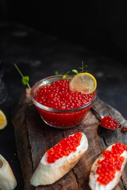 Caviar rojo sobre un fondo oscuro Sándwiches con caviar