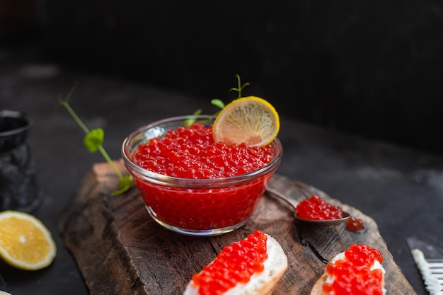 Caviar rojo sobre un fondo oscuro Sándwiches con caviar