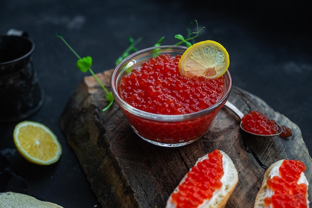 Caviar rojo sobre un fondo oscuro Sándwiches con caviar