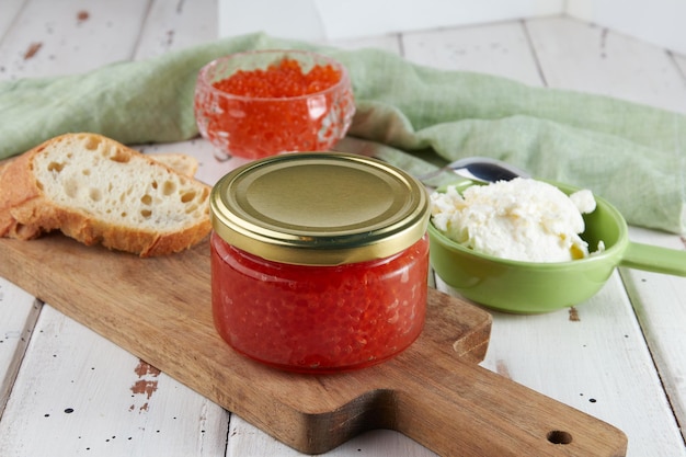 Caviar rojo sobre una mesa de madera bruschetta con caviar