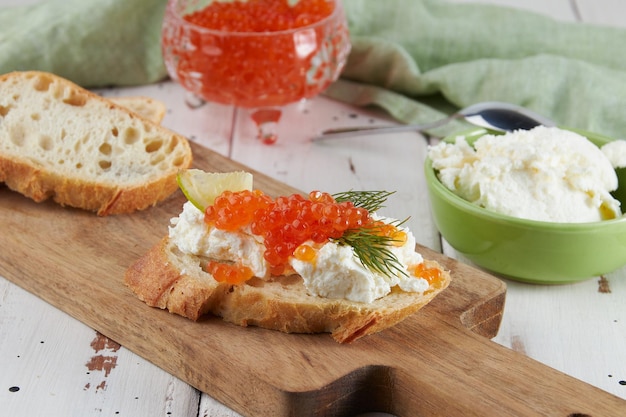 Caviar rojo sobre una mesa de madera bruschetta con caviar