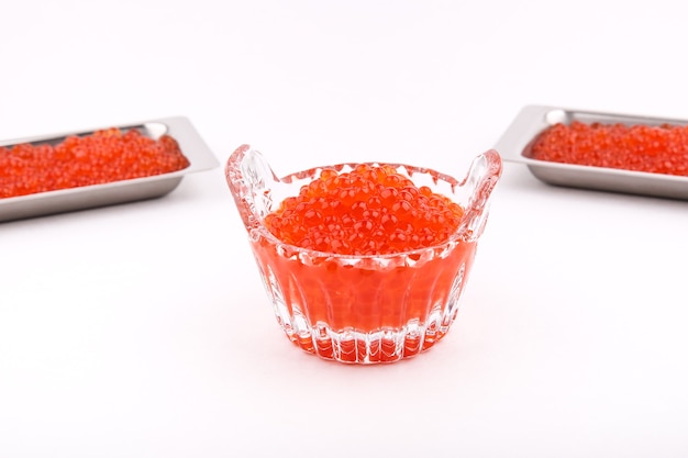 caviar rojo sobre una superficie blanca