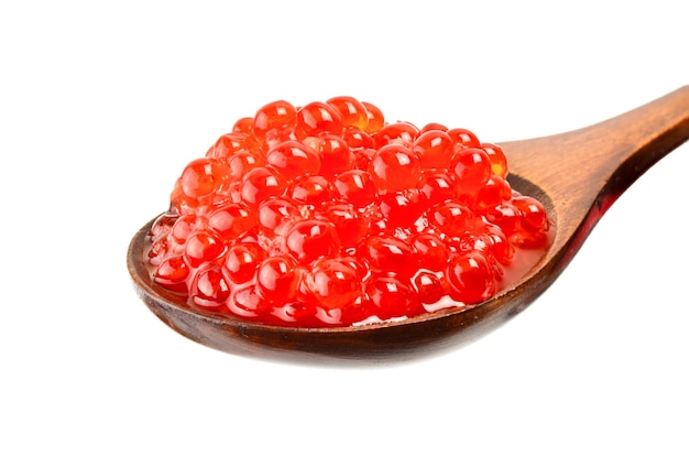 Caviar salgado vermelho com colher de pau em branco.