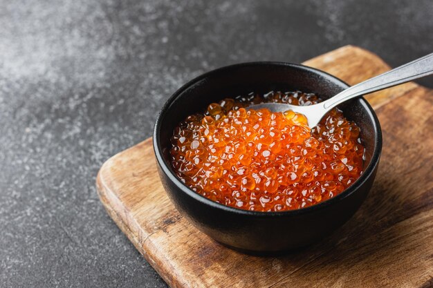 Caviar de salmón en un bol