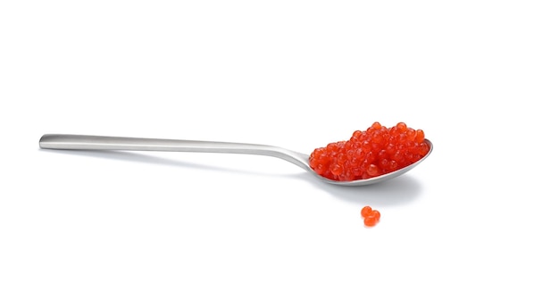 Caviar de salmón chum rojo de grano fresco en cuchara metálica, fondo blanco