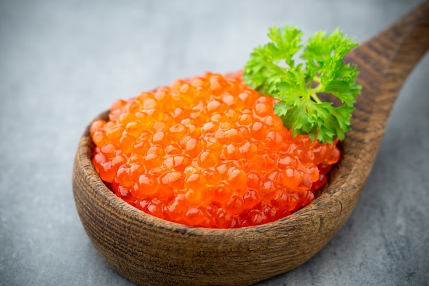 Caviar de salmón con cuchara en gris