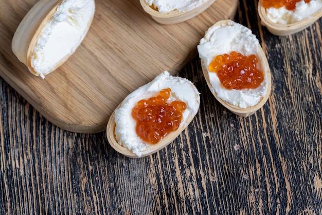 Caviar de salmón rojo durante la cocción