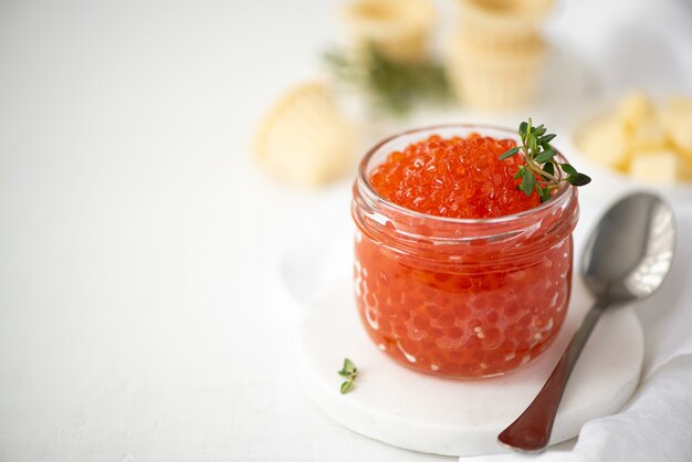 Caviar de salmón rojo en un frasco de vidrio, close-up