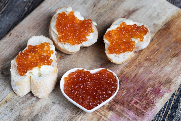 Caviar de salmón rojo natural con baguette y mantequilla