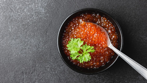 Caviar de salmón rojo con perejil en un bol