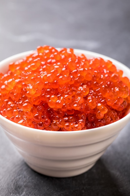 Caviar De Salmón Rojo. Snack de verano. Comida de la fiesta.