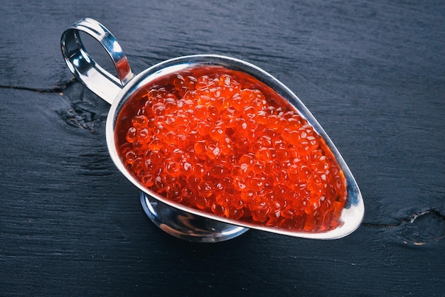 Caviar de salmón rojo Sobre un fondo de madera Vista superior Espacio libre para texto