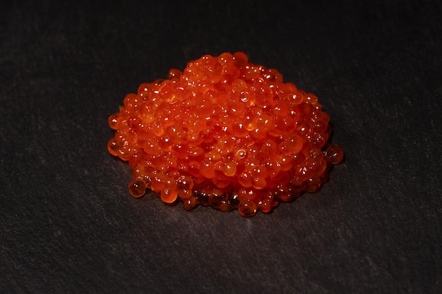 Caviar de trucha roja sobre un fondo negro