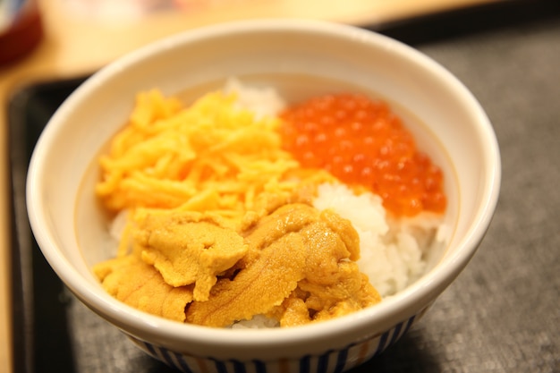 Caviar y uni sobre arroz, comida japonesa