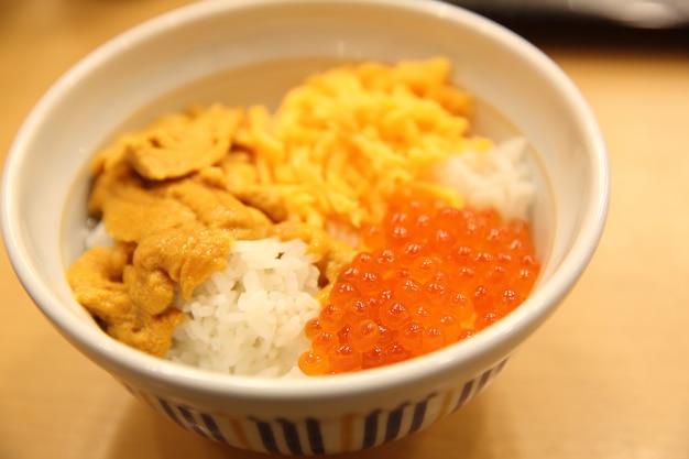 Caviar y uni sobre arroz, comida japonesa