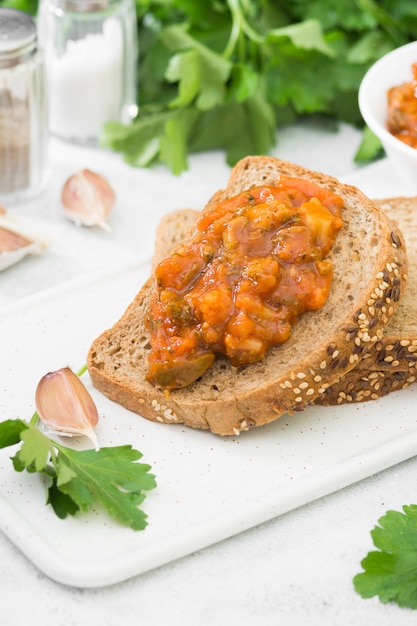 Caviar de verduras en un tazón blanco sobre una mesa gris claro